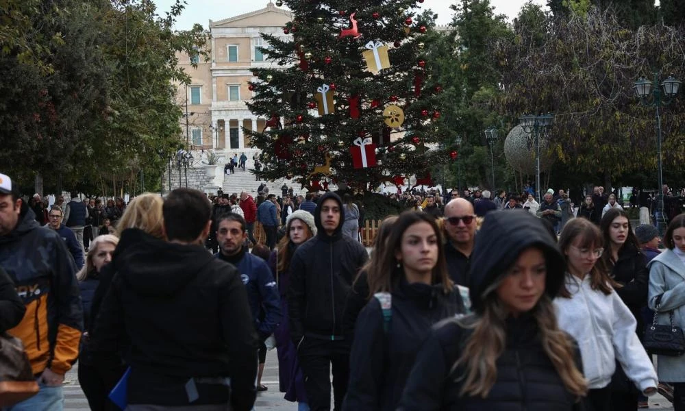 Γέμισε με κόσμο η Ερμού: Μέχρι τι ώρα είναι ανοιχτά τα καταστήματα